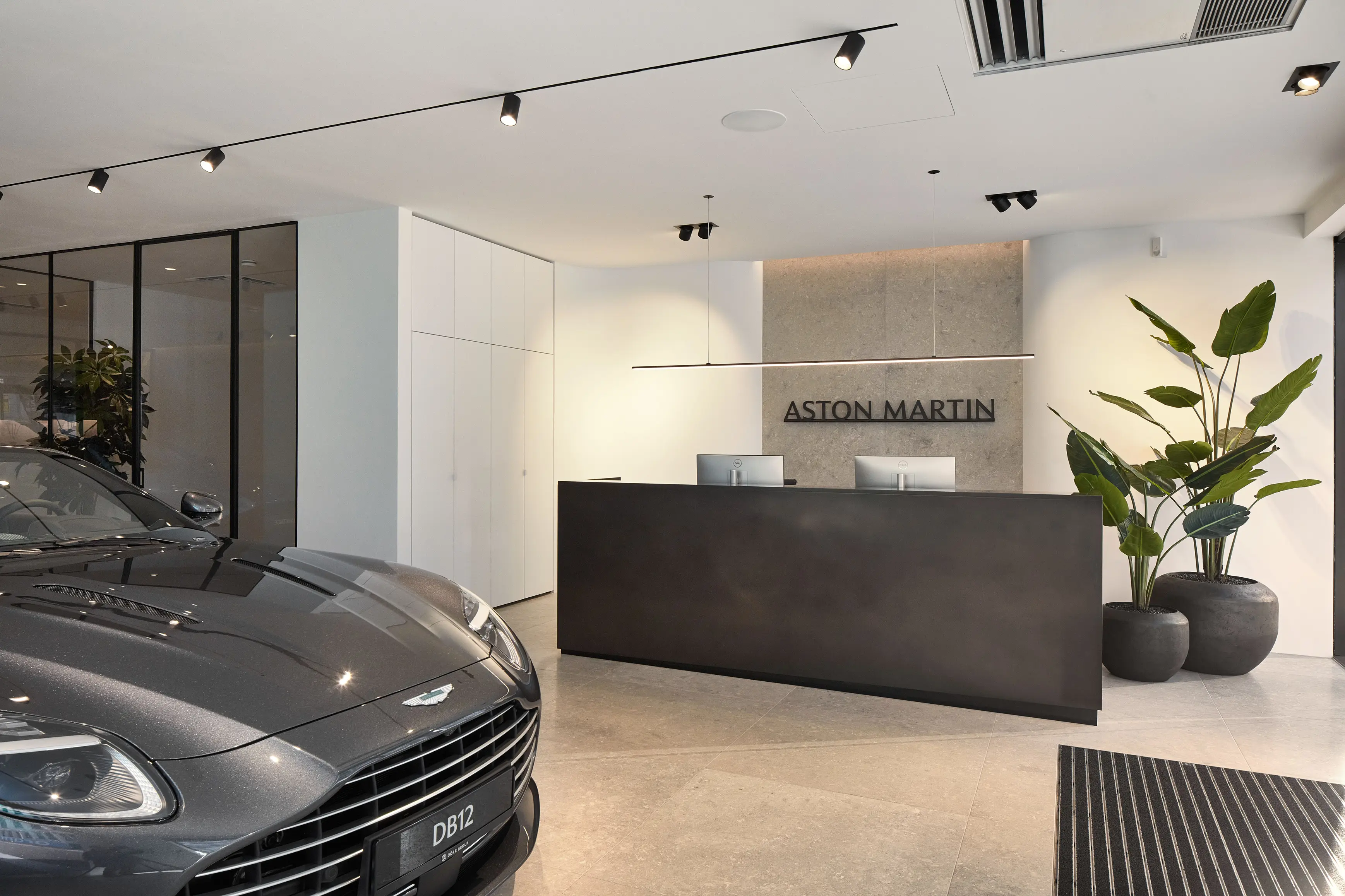 Aston Martin Showroom Empfangstresen
