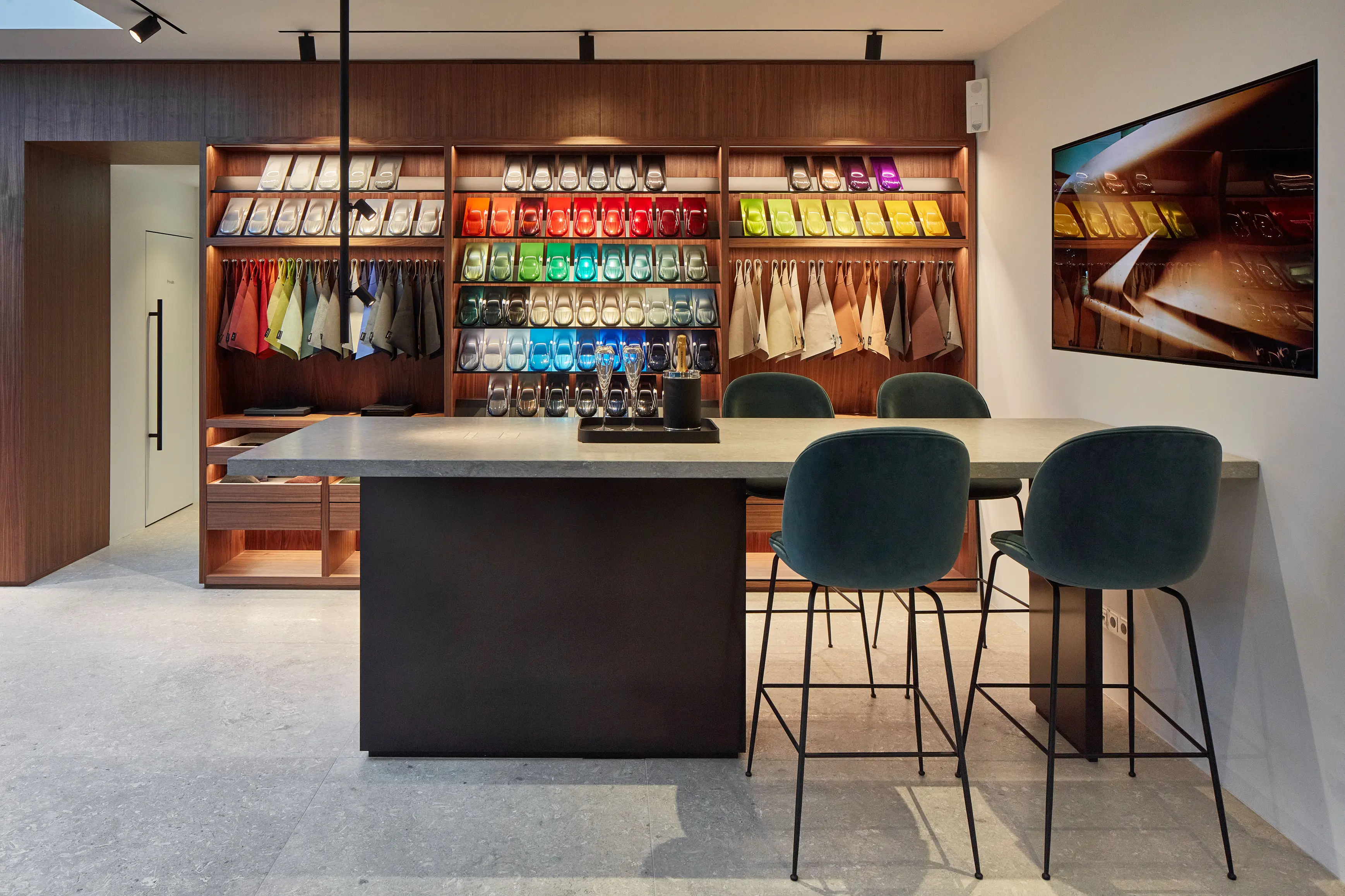 Aston Martin Showroom Farbauswahl