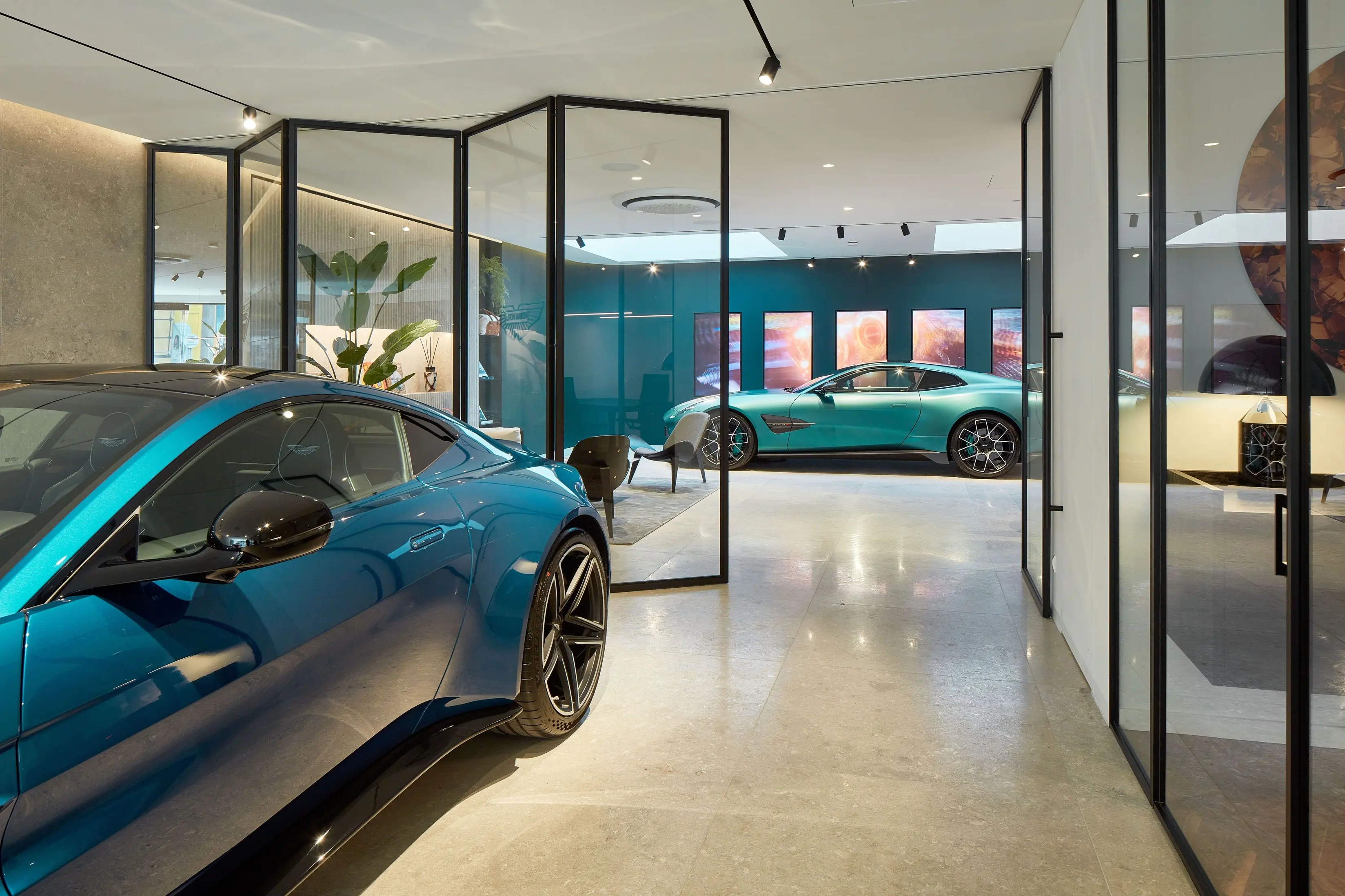 Aston Martin Showroom von innen inklusive Autos