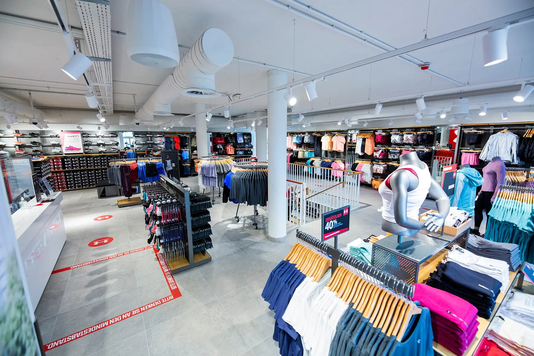 Under Armour Store von innen inklusive Sortiment
